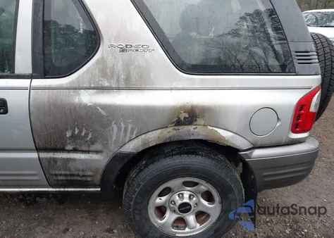 2002 Isuzu Rodeo Sport S 3.2L V6 Hard Top/S 3.2L V6 Soft Top z USA, uszkodzony, nr VIN 4S2CK57W224303361